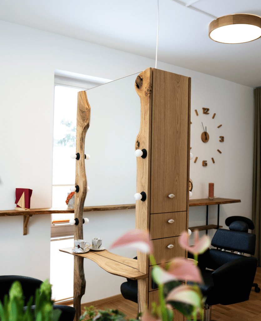 Puu salongi kosmeetikukabinet